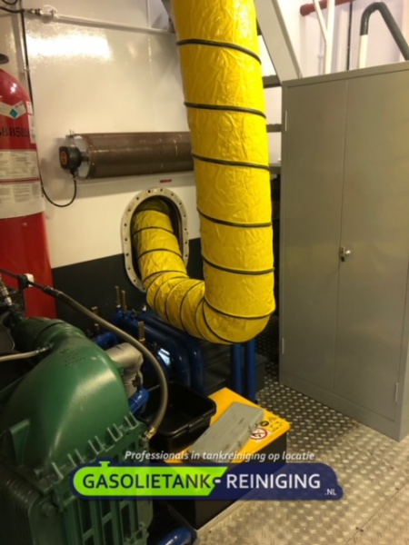 Gasoliebunkers schoonmaken binnenvaartschip