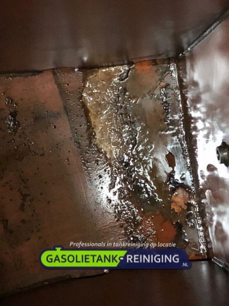 Gasoliebunkers schoonmaken binnenvaartschip